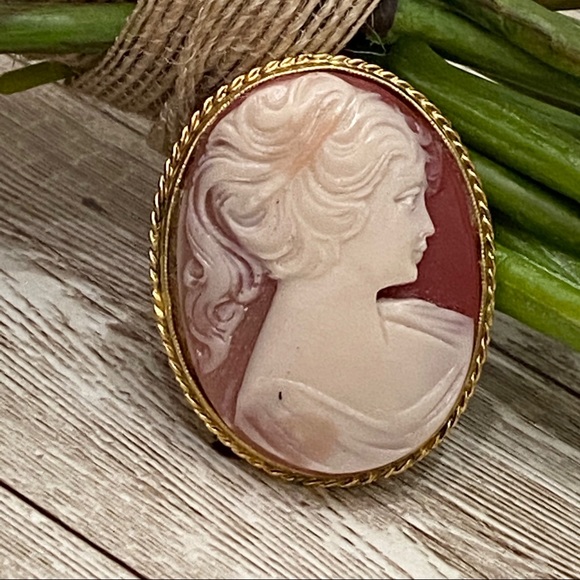 Vintage Unsigned Victorian Lady Cameo Brooch - Picture 1 of 12